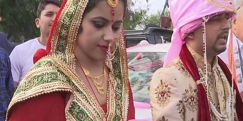 திருமணம் முடிந்த கையோடு வாக்களிக்க வந்த புதுமண தம்பதி 