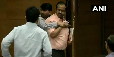 ஊடகங்களின் கவனத்தை பெற பாஜக எம்பி மீது காலணி வீச்சு 