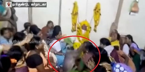 மரண வீட்டில் துக்கம் விசாரித்து ஆறுதல் சொன்ன குரங்கு - வைரல் வீடியோ 