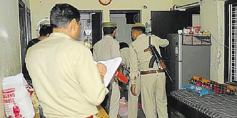 மனைவி குழந்தைகளை கொன்று வாட்ஸ்அப்பில் ஒப்புக்கொண்ட இளைஞர் !