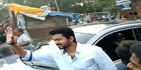 நடிகர் விஜய் படப்பிடிப்பில் விபத்து : எலெக்ட்ரீஷியன் மருத்துவமனையில் அனுமதி