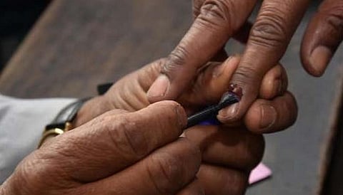 அறுவை சிகிச்சையை பொருட்படுத்தாமல் தனது வாக்கை பதிவு செய்த முன்னாள் ராணுவ வீரர் !