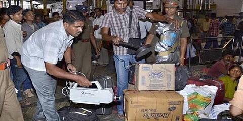 இலங்கை குண்டுவெடிப்பு எதிரொலி ! சென்னை ரயில் நிலையங்களில் தீவிர சோதனை