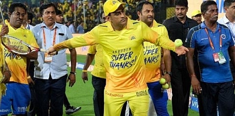 தோனியை ரசிகர்களுடன் இணைத்த ‘தல’ பந்தம்  - உணர்ச்சியில் மிதந்த சேப்பாக்கம்