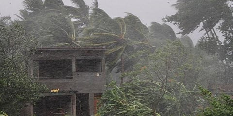 கோர தாண்ட‌வம் ஆடிய ஃபோனி புயல் - 3 பேர் உயிரிழப்பு