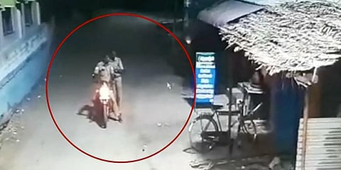 காணாமல் போன டம்ளர்கள் : மது அருந்துவதற்காக திருடிச் சென்ற காவலர்கள் !