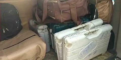 பீகாரில் உள்ள ஓட்டலில் கைப்பற்றப்பட்ட வாக்கு இயந்திரங்கள்! 