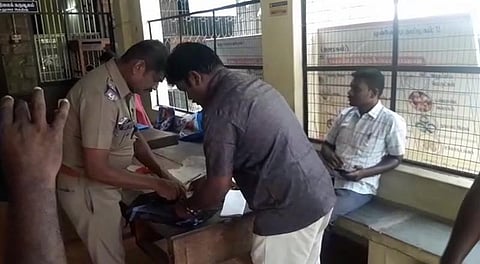 திருப்பரங்குன்ற வாக்காளர்களுக்கு பணம் விநியோகம் -  4 அதிமுகவினர் கைது
