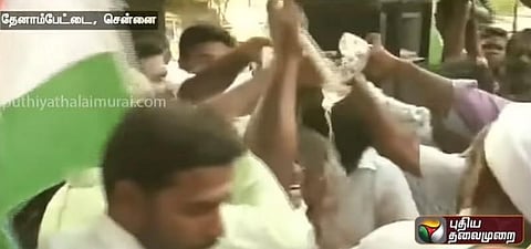 காங்கிரஸ் தலைவராக ராகுல் காந்தியே இருக்கணும் ! தீக்குளிக்க முயன்ற தொண்டர்கள்