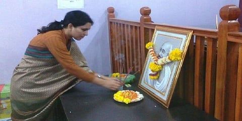  “காந்திக்கு எதிரானவர்களை கிண்டல் செய்தேன்” - பெண் ஐஏஎஸ் அதிகாரி விளக்கம் 