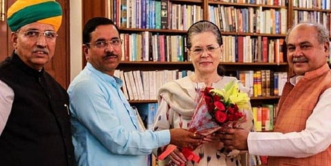 சோனியா காந்தியுடன் மத்திய அமைச்சர் ஜோஷி திடீர் சந்திப்பு