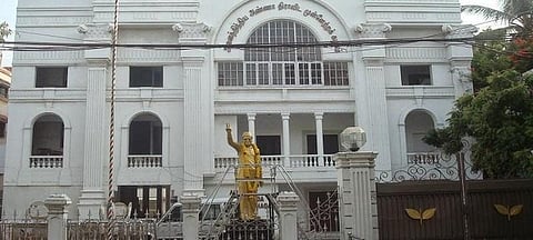 “ அதிமுக முடிவுகள் குறித்து தொண்டர்கள் வெளியே பேச வேண்டாம்”- அதிமுக அறிவுறுத்தல்