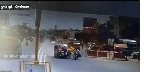 தாறுமாறாக ஓடிய கார் மோதி தூக்கிவீசப்பட்ட பைக்குகள் : வீடியோ