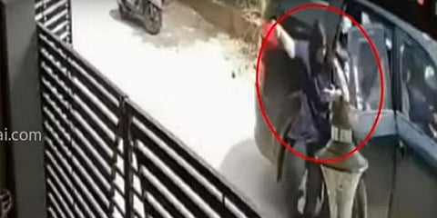 காரிலிருந்து மனைவியை தள்ளிய கணவர் - சிசிடிவி பதிவுகள் 