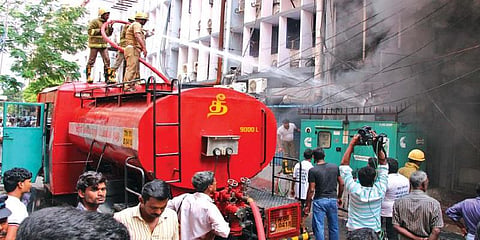 'தண்ணி இருந்தா வரோம்' திணறிப்போன  தீயணைப்பு வீரர்கள்
