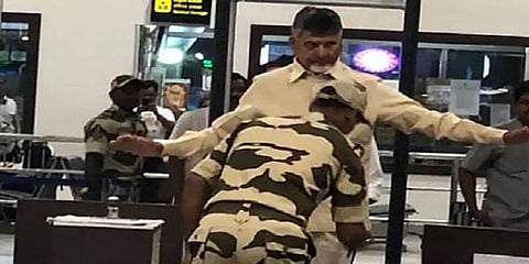 சந்திரபாபு நாயுடுவை வரிசையில் வர சொன்ன விமானநிலைய அதிகாரிகள் 