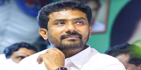 பாஜகவினர் கைதட்டலுக்கு மத்தியில் பதவியேற்ற ரவீந்திரநாத்