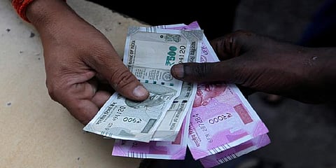 ஊழல் வழக்குகளில் சிக்கிய 15 ஐஆர்எஸ் அதிகாரிகளுக்கு கட்டாய ஓய்வு 