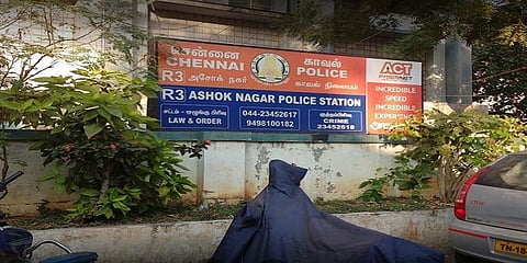 போலீசார் இம்சை தாங்காமல் கழுத்தை அறுத்துக் கொண்ட வாலிபர் 