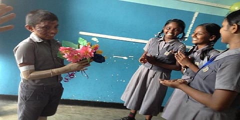 இலங்கை குண்டுவெடிப்பில் மீண்ட மாணவருக்கு உற்சாக வரவேற்பு 