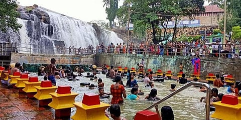 நீச்சல் கற்கும் பெண் குழந்தைகளுக்கு குடிகாரர்கள் தொல்லை