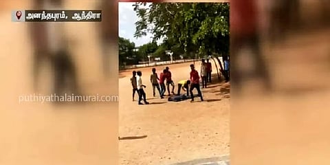 மாணவரை காட்டுமிராண்டித்த‌னமாக‌ தாக்கும் சக‌ மா‌ணவர்கள்: வீடியோ!