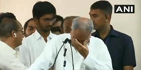 கட்சி பதவியை விட்டு விலகியதால் கண்ணீர்விட்டு அழுத சத்தீஸ்கர் முதல்வர்  