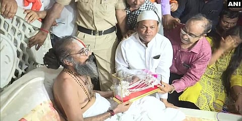 இந்து கோயிலுக்கு 20 ஆண்டுகளாக வெள்ளி சிலை வழங்கும் இஸ்லாமியர் 