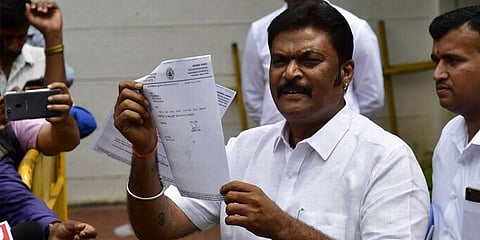 கர்‌‌நாடகாவில்  காங்கிரஸ் எம்எல்ஏ ராஜினாமா : குமாரசாமி ஆட்சிக்கு ‌சிக்கல்?