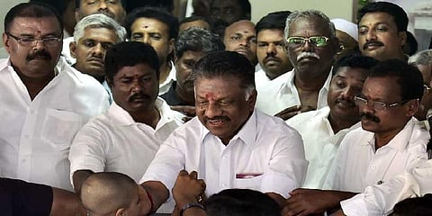 11 எம்எல்ஏக்களை தகுதி நீக்கக் கோரிய வழக்கு ஒத்திவைப்பு 