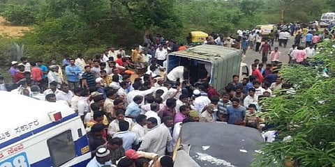 கர்நாடகாவில் கொடூரமான சாலை விபத்து ! 12 பேர் உயிரிழந்த பரிதாபம்