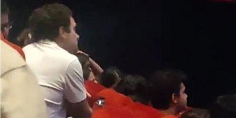 தலைவர் பதவிக்கு பை... பை... : பாப்கார்ன் சாப்பிட்டு படம் பார்த்த ராகுல் 