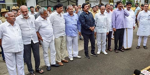 மும்பையில் தங்கியுள்ள காங்கிரஸ் எம்.எல்.ஏ.க்கள் ரகசிய இடத்துக்கு மாற்றம்