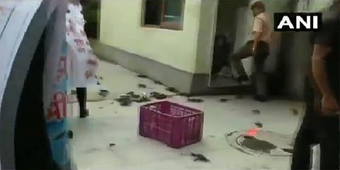 அமைச்சர் வீட்டிற்குள் நண்டுகளை விட்டு நூதனப் போராட்டம் 