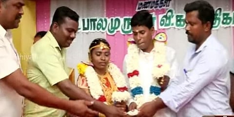 நீர்நிலைகளை தூர்வாரும் இளைஞர்களுக்கு நிதியுதவி அளித்த புதும‌ணத்தம்பதி 