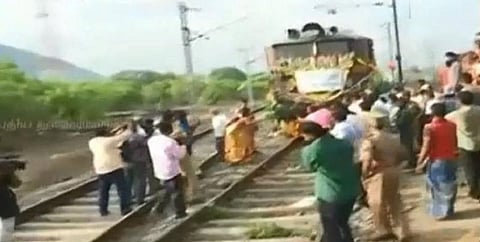 ஜோலார்பேட்டையில் இருந்து சென்னை வந்தது குடிநீர் ரயில்  