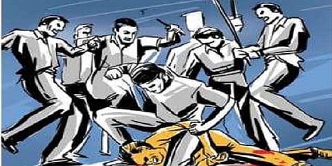 மாட்டுக்கறி சாப்பிட்ட இளைஞரை தாக்கிய 4 பேர் கைது 