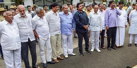 கர்நாடக சபாநாயகருக்கு எதிரான வழக்கு : உச்சநீதிமன்றத்தில் நாளை தீர்ப்பு 
