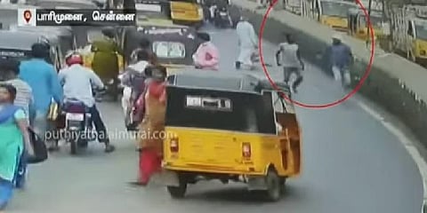 பட்டப்பகலில் இளைஞர் மீது கொலைவெறித் தாக்குதல் - வீடியோ