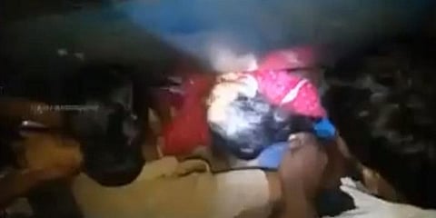 தூக்கத்தில் ரயிலிலிருந்து தவறி விழுந்த பெண் - பிளாட்பாரத்தில் சிக்கிய பரிதாபம் 