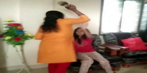 காதலியுடன் வாழ்ந்த கணவர் - வீடு புகுந்து சரமாரியாக அடித்த மனைவி 