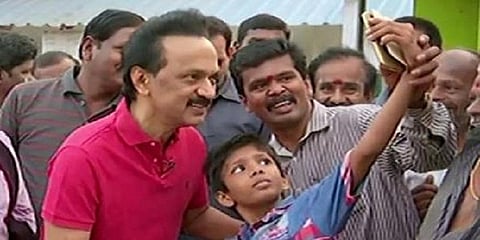 பொதுமக்களுடன் செல்ஃபி : வேலூரில் பரப்புரையை தொடங்கினார் ஸ்டாலின் 