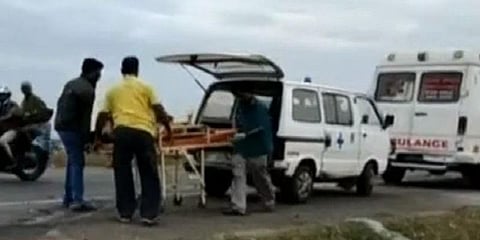 லாரி மீது கார் மோதி விபத்து : 4 பேர் பலி 