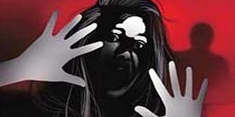 துப்பாக்கி முனையில் பாலியல் வன்கொடுமை செய்த இளைஞர் கைது