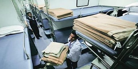 ரயிலின் மேல் படுக்கையிலிருந்து கீழே விழுந்த பெண் உயிரிழப்பு 