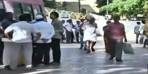 வங்கி முன்பு விஷம் குடித்து விவசாயி தற்கொலை 