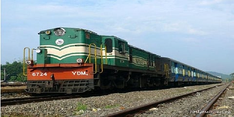 ரயிலில் சிசிடிவி கேமராக்கள் பொருத்த ஆய்வு செய்க - உயர்நீதிமன்ற மதுரைக்கிளை 