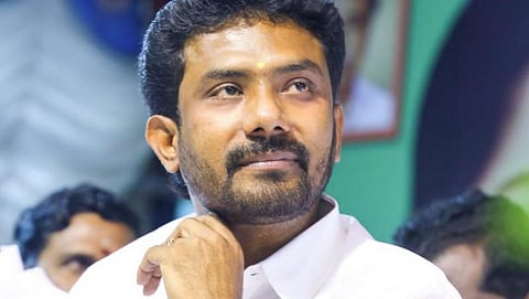 ஓ.பி.ரவீந்திரநாத் குமாருக்கு நோட்டீஸ் அனுப்ப நீதிமன்றம் உத்தரவு