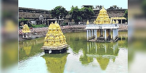 அத்திவரதர் சிலையை வைக்கும் அனந்தசரஸ் குளத்தை ஆய்வு செய்க - உயர்நீதிமன்றம் 