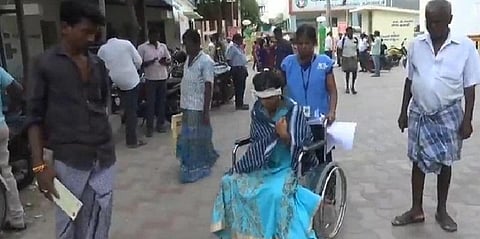 காதல் விவகாரம்: கர்ப்பிணி மகளை அரிவாளால் வெட்டி கொல்ல முயன்ற தந்தை 